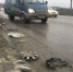 Из-за огромной ямы на Октябрьском мосту без колес остались более десяти машин - LipetskMedia.Ru