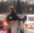 Парень повторил трюк Ван Дамма со шпагатом между движущимися авто (видео) - Мост ТВ