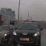 Автохам, в попытке объехать пробку перед Петровским мостом, попал на видео - Мост ТВ