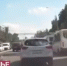 На видео попал мужчина, беззаботно отдыхающий на оживленной трассе - Мост ТВ