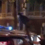 На видео попало, как полиция усмиряла разбушевавшегося фаната дубинками - Мост ТВ