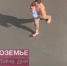 Голый мужчина унес с детской площадки младенца - Мост ТВ