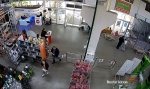 За «безмасочниками» в ТЦ наблюдают через видеокамеры