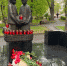 Без слов и со слезами: липчане принесли цветы к мемориалу в Верхнем парке - Gorod48.ru