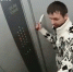 Бессмысленно и беспощадно: мужчина с ножом разнес зеркало в лифте (видео) - LipetskMedia.Ru