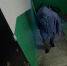 Подозрительного мужчину в подъезде Липецка сняла камера наблюдения - LipetskMedia.Ru