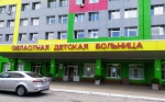 Состояние пострадавшей от падения глыбы льда девочки остается тяжелым