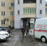 Пожарные снимают с козырька подъезда упавшую из окна женщину - Gorod48.ru