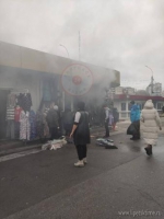 В Липецке на Центральном рынке горит павильон