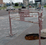 Провал на новом тротуаре у остановки «Набережная» дожил до Дня города - Gorod48.ru