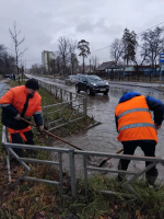 Задействован даже илосос: откачка воды и прочистка ливневки ведется более чем на двух десятках улиц