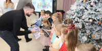 Депутаты горсовета вручили детям подарки с «Елки желаний» - Город Липецк