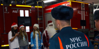 Дети в костюмах Дедов Морозов и Снегурочек поздравили липецких пожарных - Липецкая ГТРК