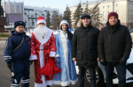 В Липецке автоинспекторы, общественники, Дед Мороз и Снегурочка провели на дорогах областного центра предновогоднюю профилактическую акцию
