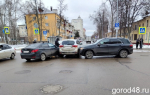 В центре Липецка столкнулись три автомобиля: госпитализирован водитель