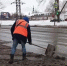 В Липецке дворники лопатами пытаются выкидывать грязевое месиво с тротуаров на дорогу, но проезжающий транспорт закидывает ее обратно - МОЁ! Липецк