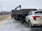 В рубашке родился — водитель внедорожника въехал под манипулятор и получил только легкие травмы