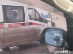 Автобус и реанимобиль столкнулись на площади Невского