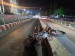 Двое подростков на мотоцикле врезались в отбойник на Студёновском мосту