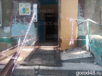 Вход в подъезд провалился на улице Космонавтов