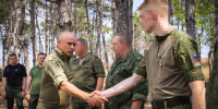 Игорь Артамонов вручил медали участникам СВО из именного артдивизиона имени Флёрова — Изображение 1 - Липецкая ГТРК