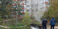 На улице 15-й микрорайон в промытую горячей водой яму рухнула машина - Gorod48.ru