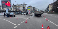 На площади Мира в столкновении с грузовиком пострадал водитель легкового автомобиля - Gorod48.ru