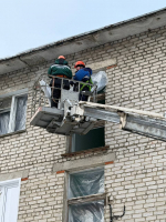 Разбитые во время атаки беспилотников окна в Ельце закрывают пленкой