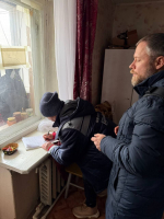 Разбитые во время атаки беспилотников окна в Ельце закрывают пленкой