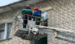 Разбитые во время атаки беспилотников окна в Ельце закрывают пленкой
