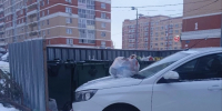Липчане продолжают парковать машины у мусорных баков - Gorod48.ru