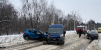 В Липецке в тройном ДТП с Рено, Пежо и Фордом пострадали 2 человека - Липецкая ГТРК