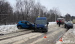 В тройном столкновении на грязинской трассе пострадали двое