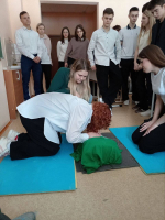 Студенты ЛМК показали школьникам, как спасать жизни