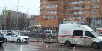 На пешеходном переходе реанимобиль сбил самокатчика - Gorod48.ru