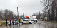На «Ладу-Калину» отбросило «Фольксваген»: пострадала девушка-водитель - Gorod48.ru