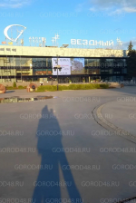 На «Звёздном» ветром сдуло букву: сейчас её возвращают на место