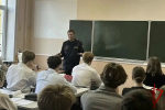 В Липецке офицер Росгвардии провел патриотический и правовой уроки для учащихся лицея города